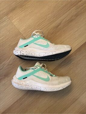 Nike Air Winflo 10 Women’s Running Shoes White/Emerald Rise Size 8